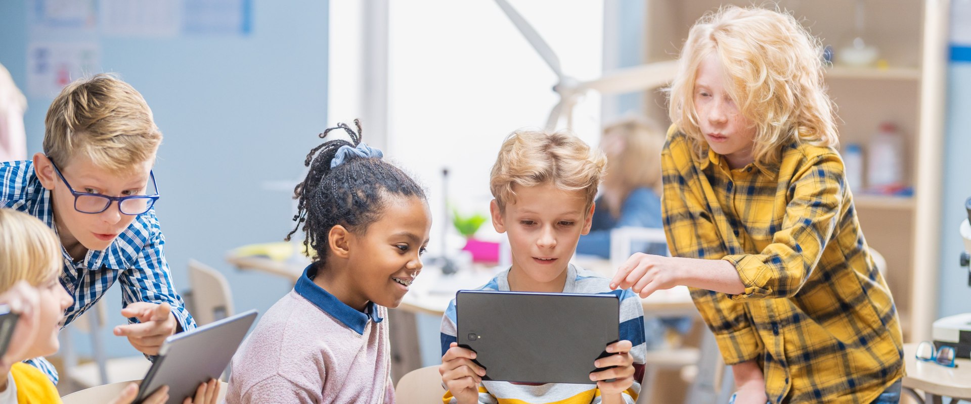 Virtual and Augmented Reality in the Classroom: Enhancing Teaching Through Digital Tools